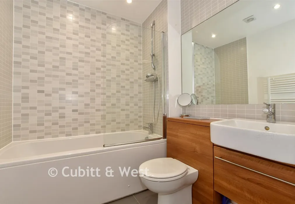 Bathroom - Hornbeam Road, Reigate, Surrey - Wards of Kent