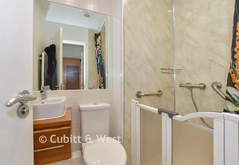 En-Suite Shower Room - Hornbeam Road, Reigate, Surrey - Wards of Kent
