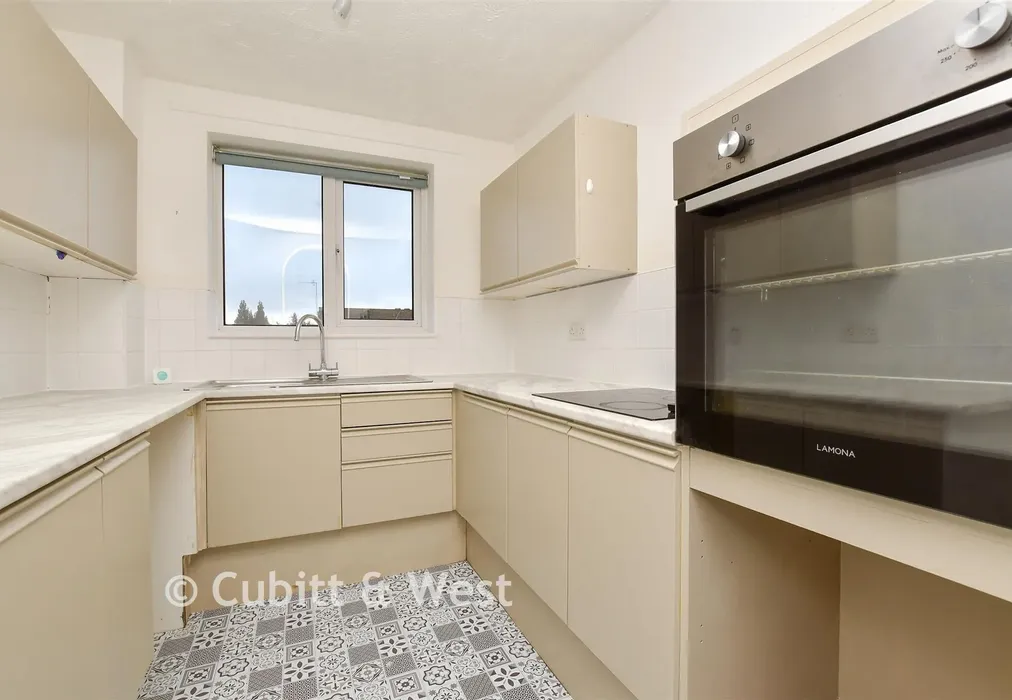 Kitchen - Lordsgrove Close, Tadworth, Surrey - Wards of Kent