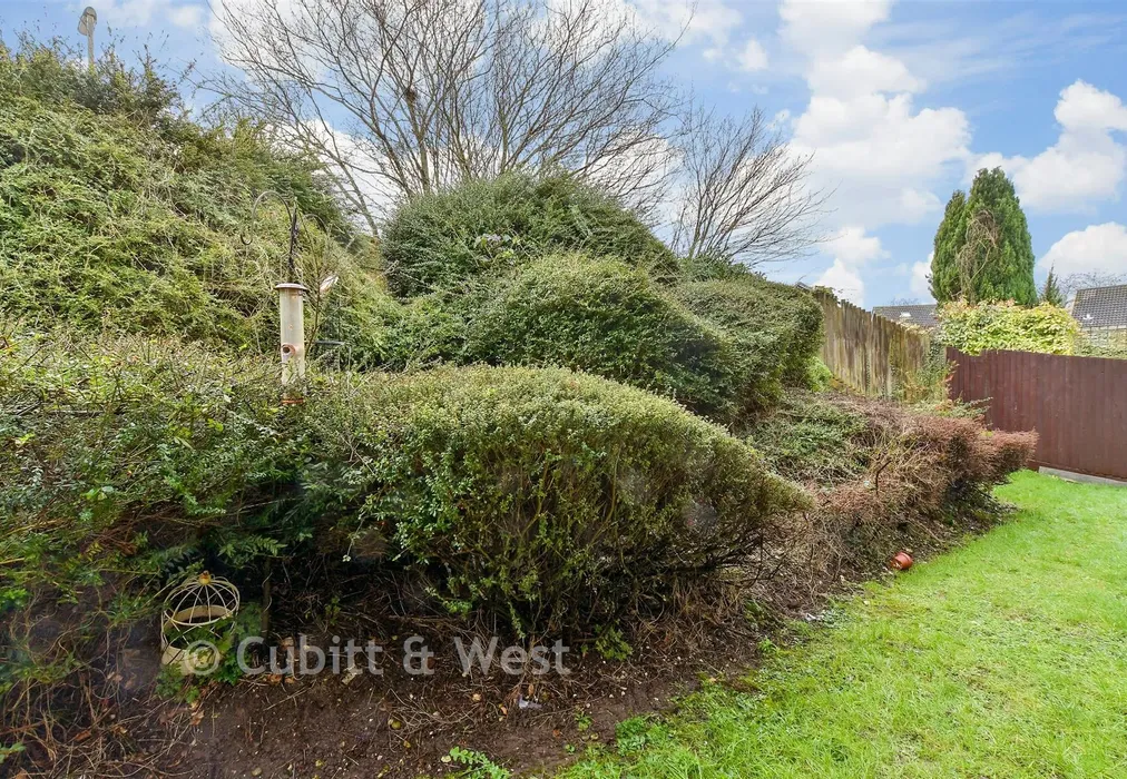 Communal Gardens - Lordsgrove Close, Tadworth, Surrey - Wards of Kent
