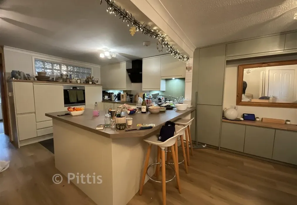 Kitchen - Quarry Road, Ryde, Isle of Wight - Wards of Kent