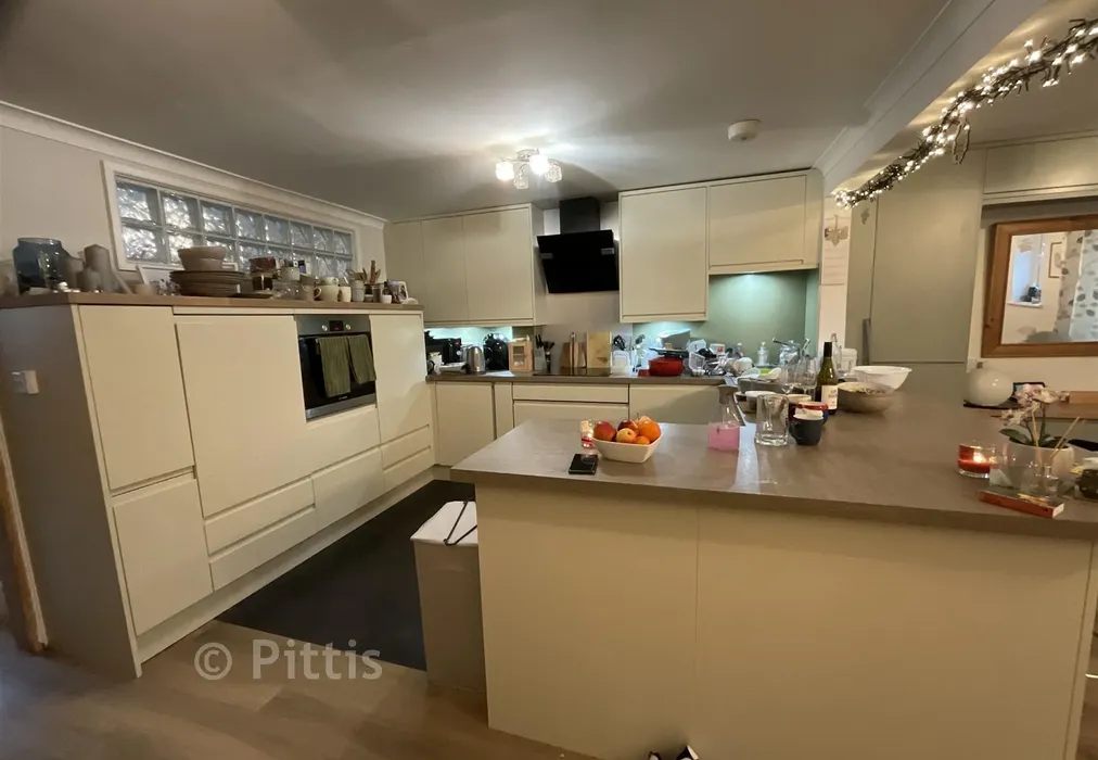 Kitchen - Quarry Road, Ryde, Isle of Wight - Wards of Kent
