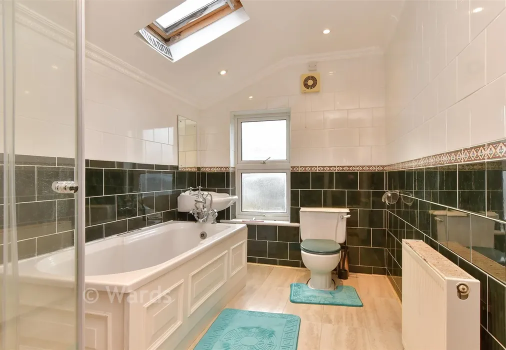 Bathroom - Suffolk Road, Gravesend, Kent - Wards of Kent