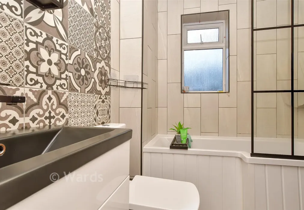 Bathroom - Freshwater Road, Walderslade, Chatham, Kent - Wards of Kent