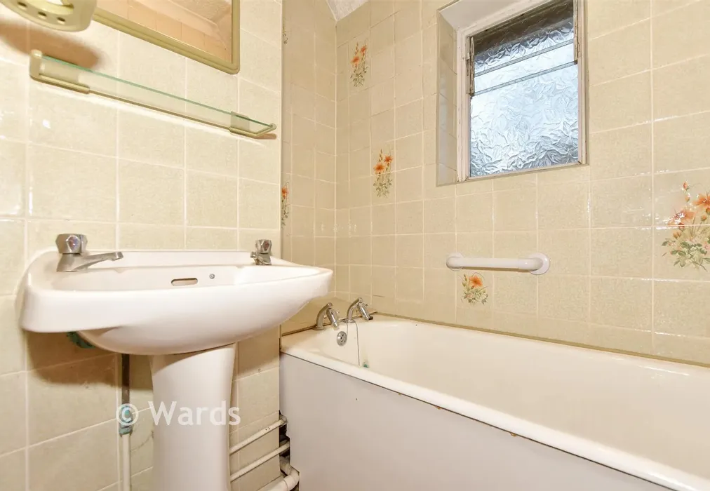 Bathroom - Knights Way, Dover, Kent - Wards of Kent