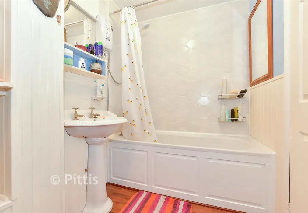 Bathroom - Blythe Way, Shanklin, Isle of Wight - Wards of Kent