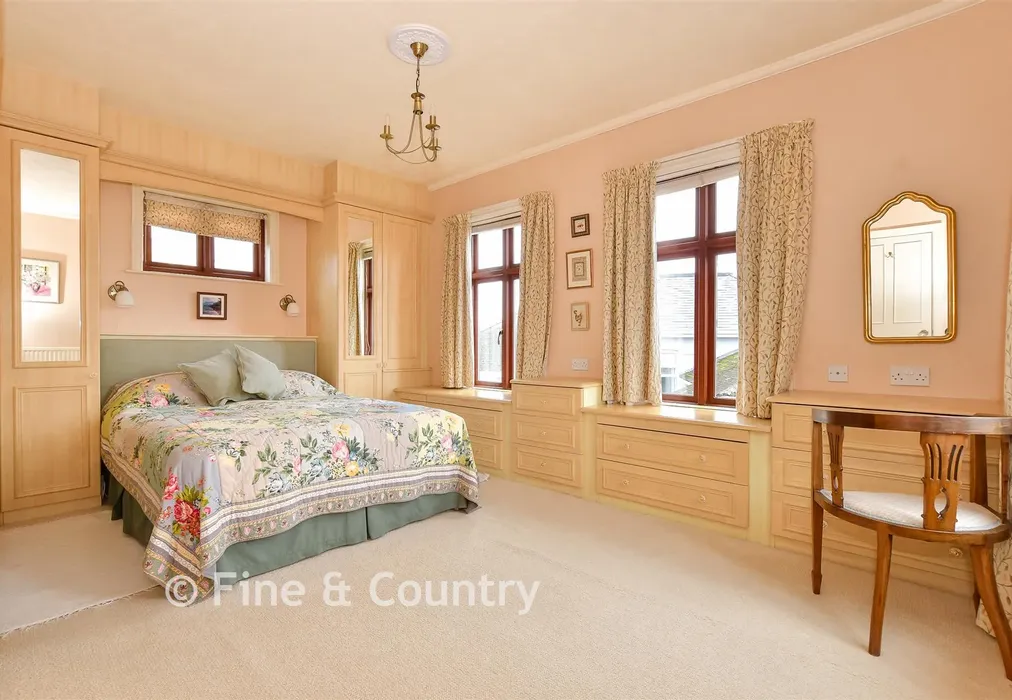 Bedroom 1 - St. Boniface Cliff Road, Shanklin, Isle of Wight - Wards of Kent