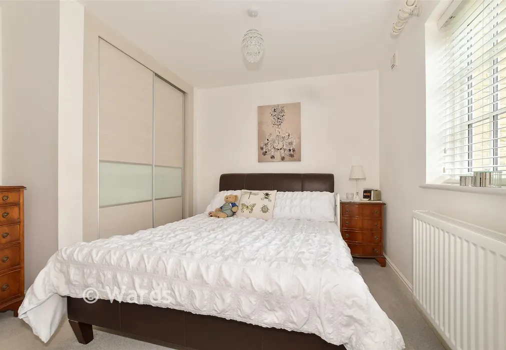 Bedroom 1 - Lakeside Avenue, Faversham, Kent - Wards of Kent