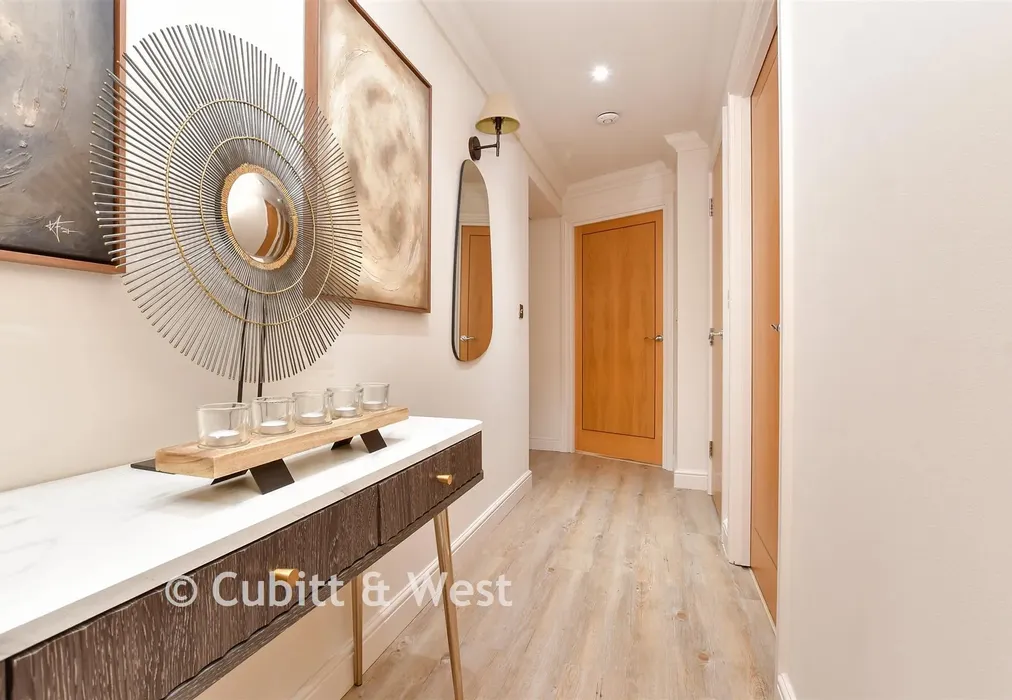 Entrance Hall - Elizabeth Drive, Banstead, Surrey - Wards of Kent