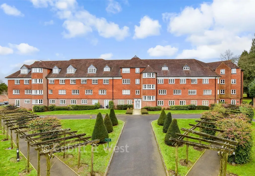 External Lifestyle Photograph - Elizabeth Drive, Banstead, Surrey - Wards of Kent