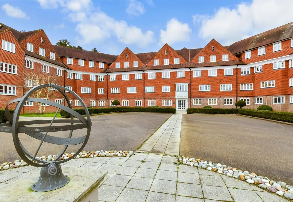 External Feature - Elizabeth Drive, Banstead, Surrey - Wards of Kent