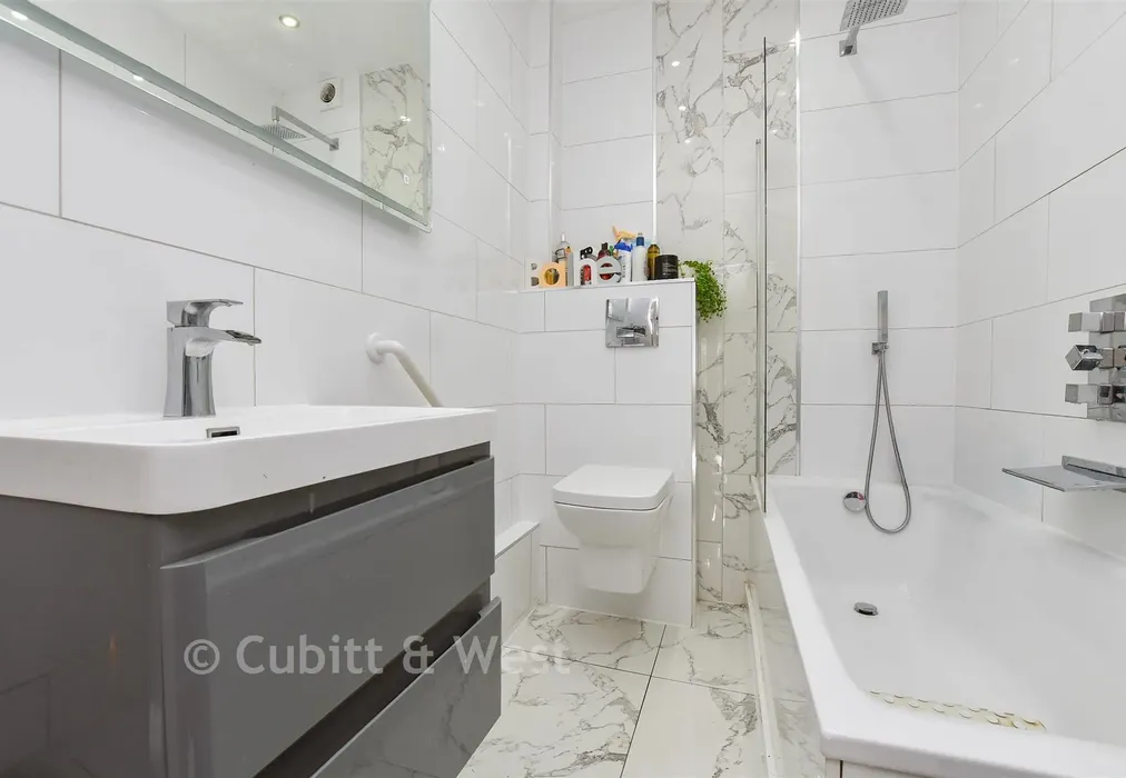 Bathroom - Penshurst Road, Thornton Heath, Surrey - Wards of Kent