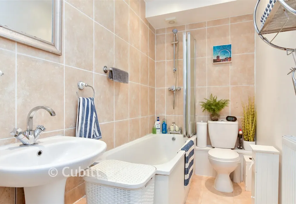 Bathroom - Hythe Road, Brighton, East Sussex - Wards of Kent
