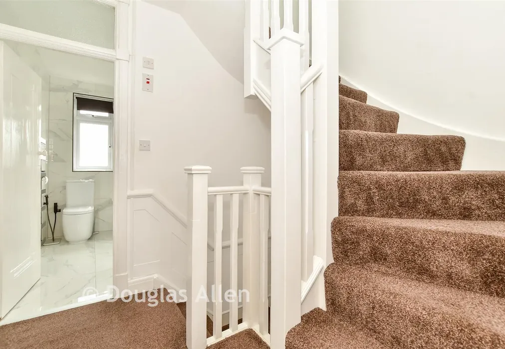 Landing - Eccleston Crescent, Romford, Essex - Wards of Kent