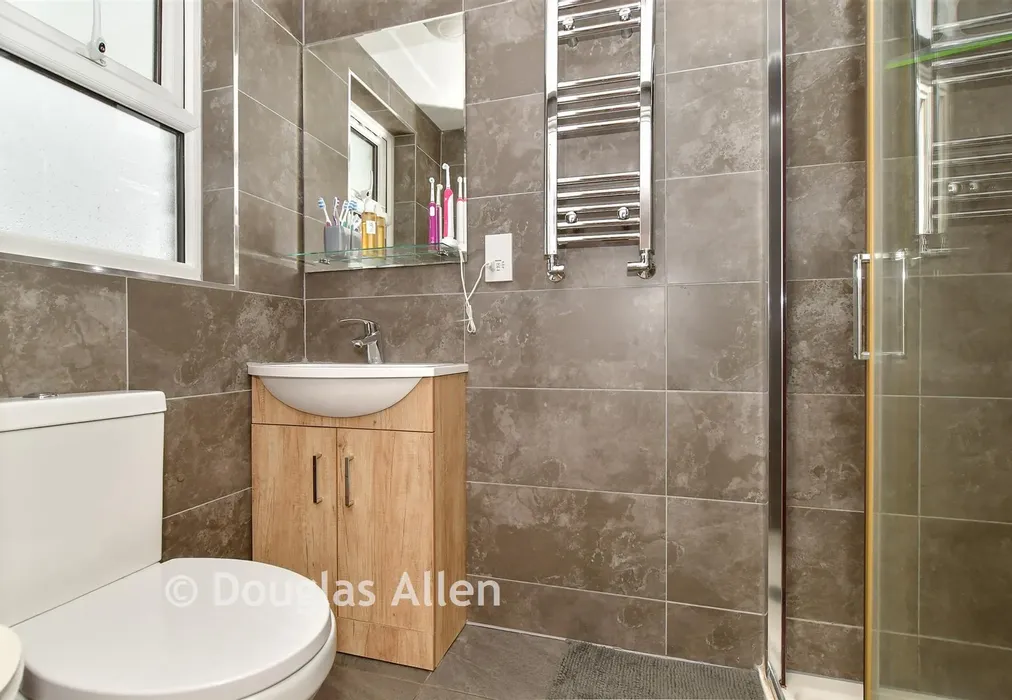 En-Suite - Eccleston Crescent, Romford, Essex - Wards of Kent