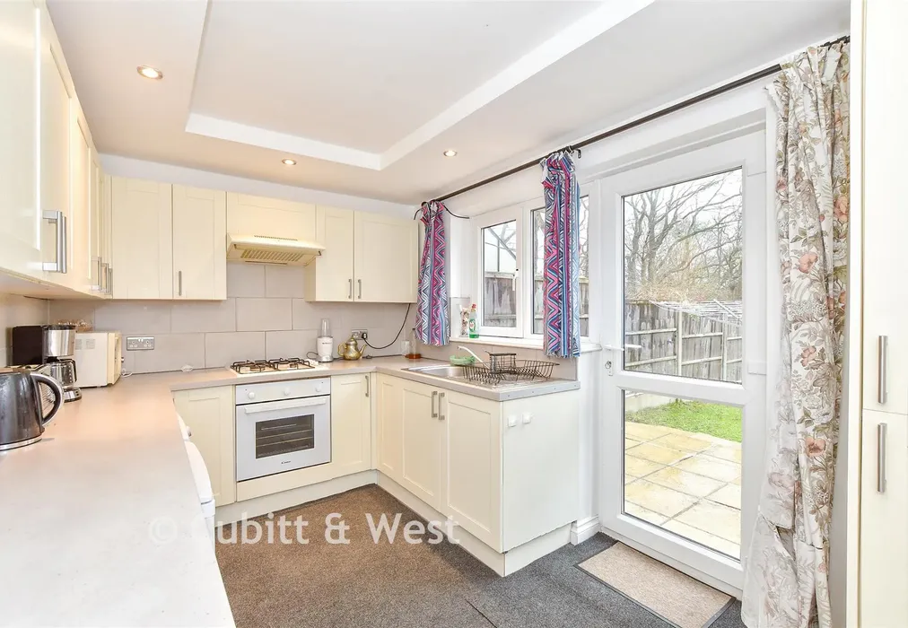 Kitchen - Oberon Close, Waterlooville, Hampshire - Wards of Kent