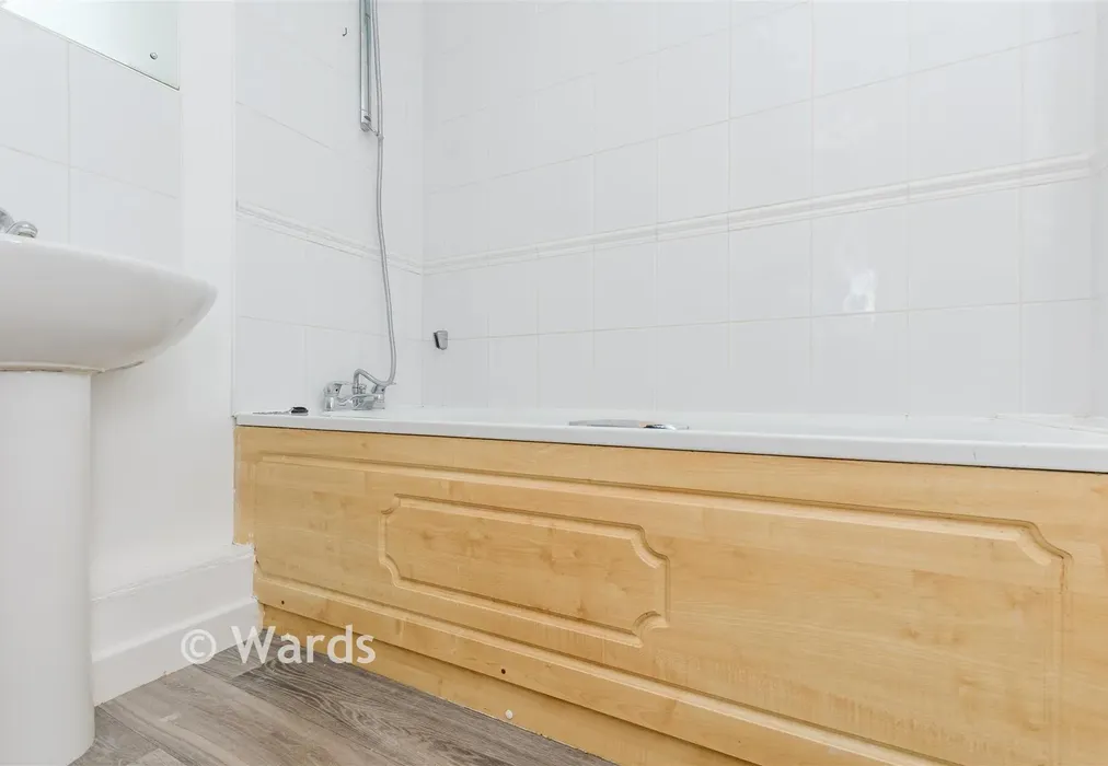 Bathroom - Overcliffe, Gravesend, Kent - Wards of Kent