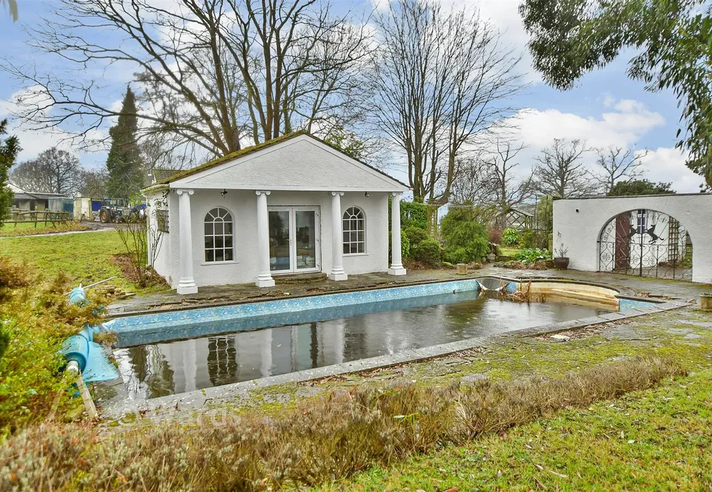 Swimming Pool - Wood Hill, Meopham, Kent - Wards of Kent
