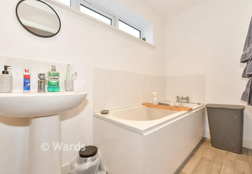 En-Suite Bathroom - Geraldine Road, Folkestone, Kent - Wards of Kent