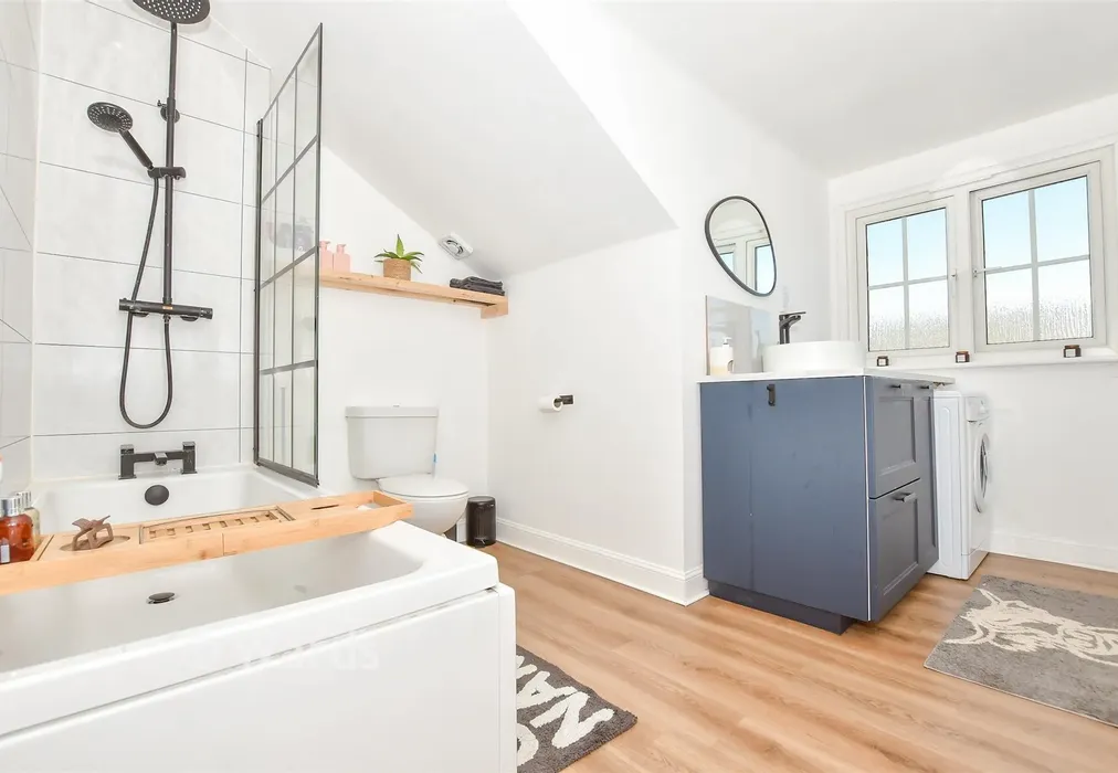 Bathroom - Wharfdale Square, Tovil, Maidstone, Kent - Wards of Kent