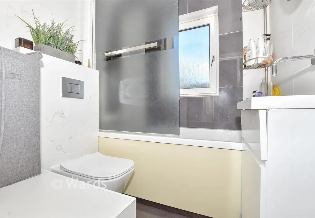 Bathroom - St. Philip's Avenue, Maidstone, Kent - Wards of Kent