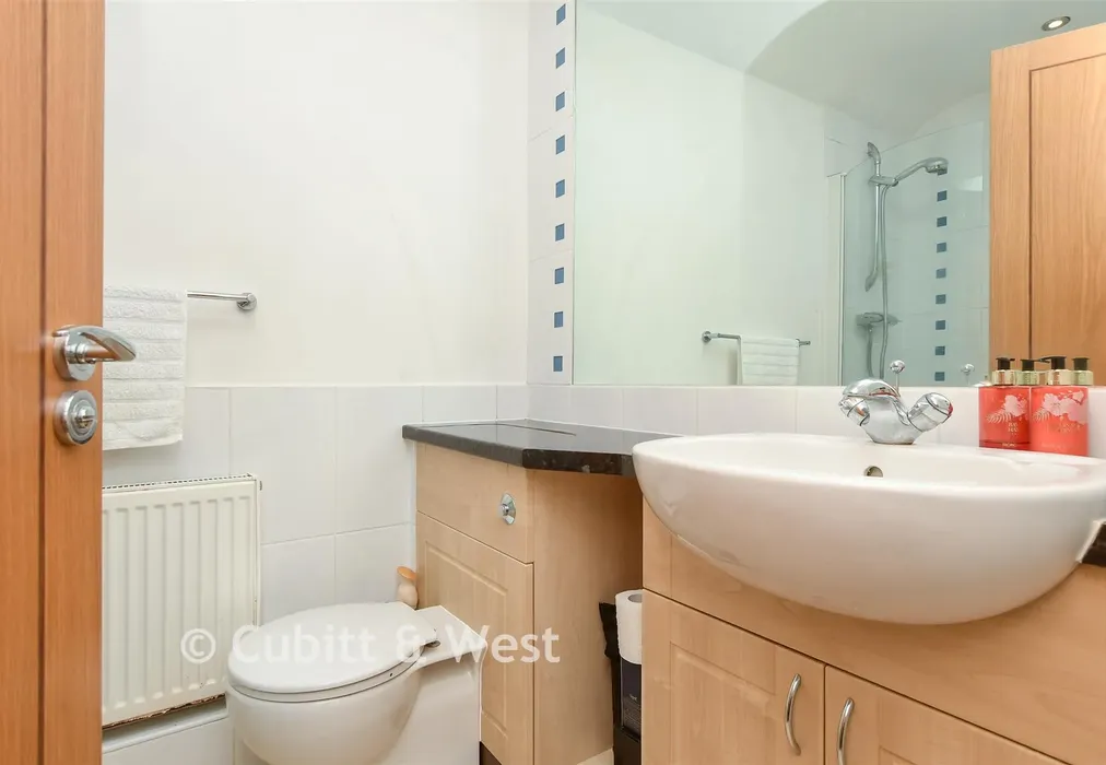 Bathroom - Church Street, Dorking, Surrey - Wards of Kent