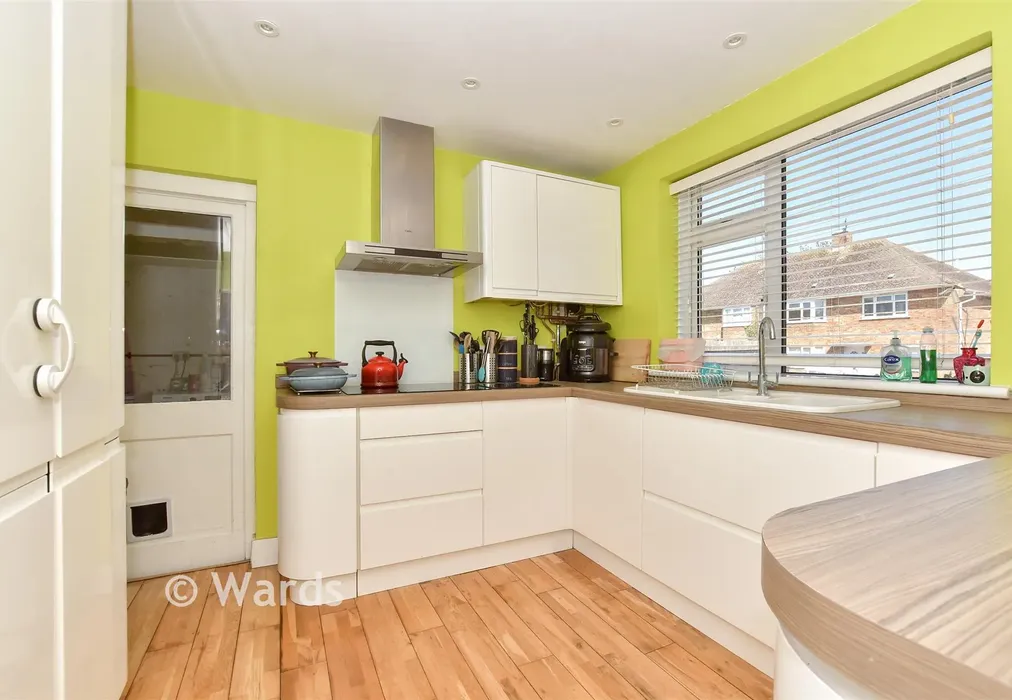 Kitchen - Grantham Avenue, Deal, Kent - Wards of Kent