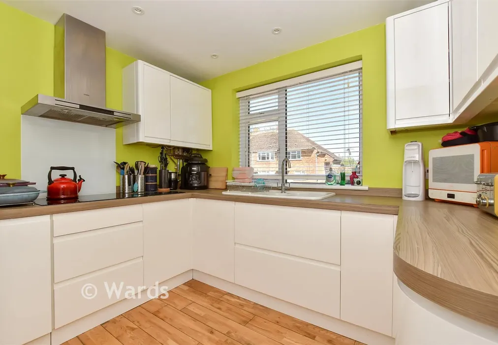 Kitchen - Grantham Avenue, Deal, Kent - Wards of Kent