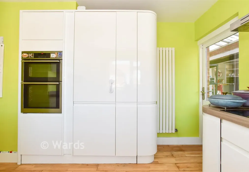 Kitchen - Grantham Avenue, Deal, Kent - Wards of Kent