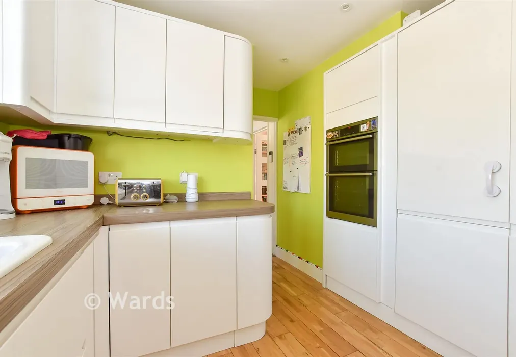 Kitchen - Grantham Avenue, Deal, Kent - Wards of Kent