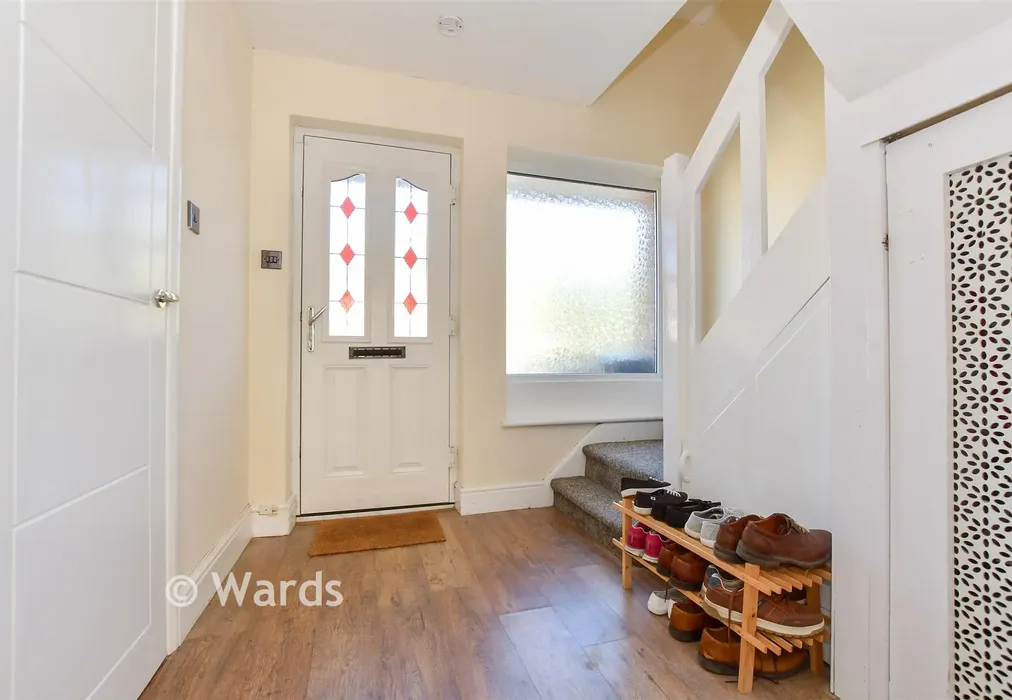 Entrance Hall - Grantham Avenue, Deal, Kent - Wards of Kent