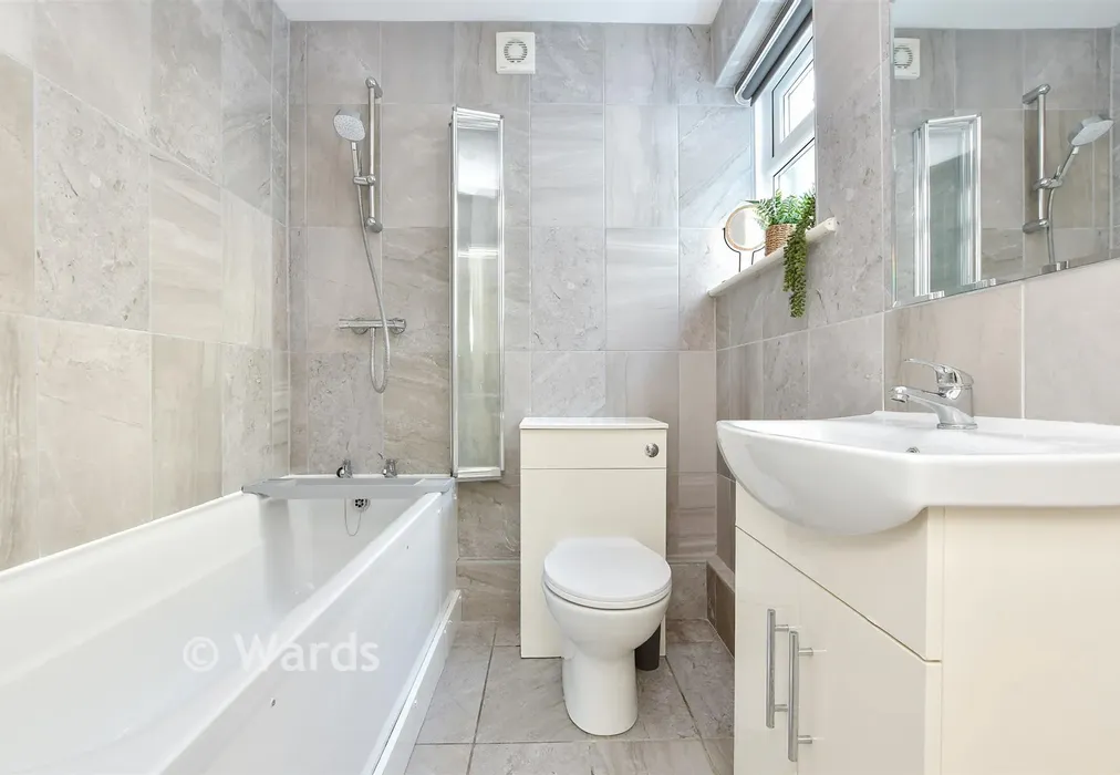Bathroom - Townley Street, Ramsgate, Kent - Wards of Kent
