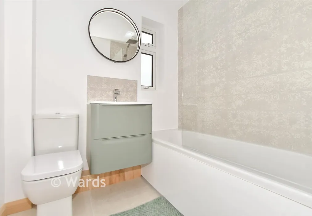 Bathroom - Tower Parade, Whitstable, Kent - Wards of Kent