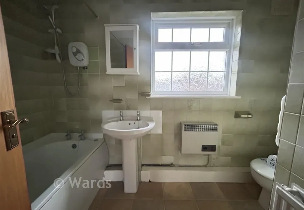 Bathroom - Hugin Avenue, Broadstairs, Kent - Wards of Kent
