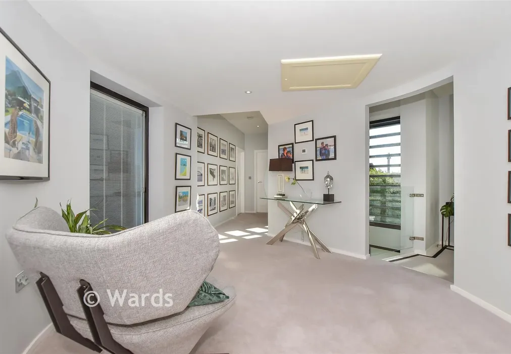 Landing - Pluckley, Ashford, Kent - Wards of Kent