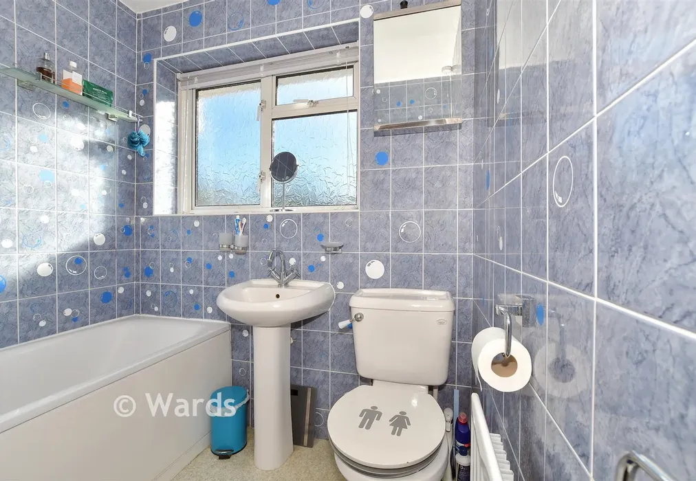 Bathroom - All Saints Close, Whitstable, Kent - Wards of Kent