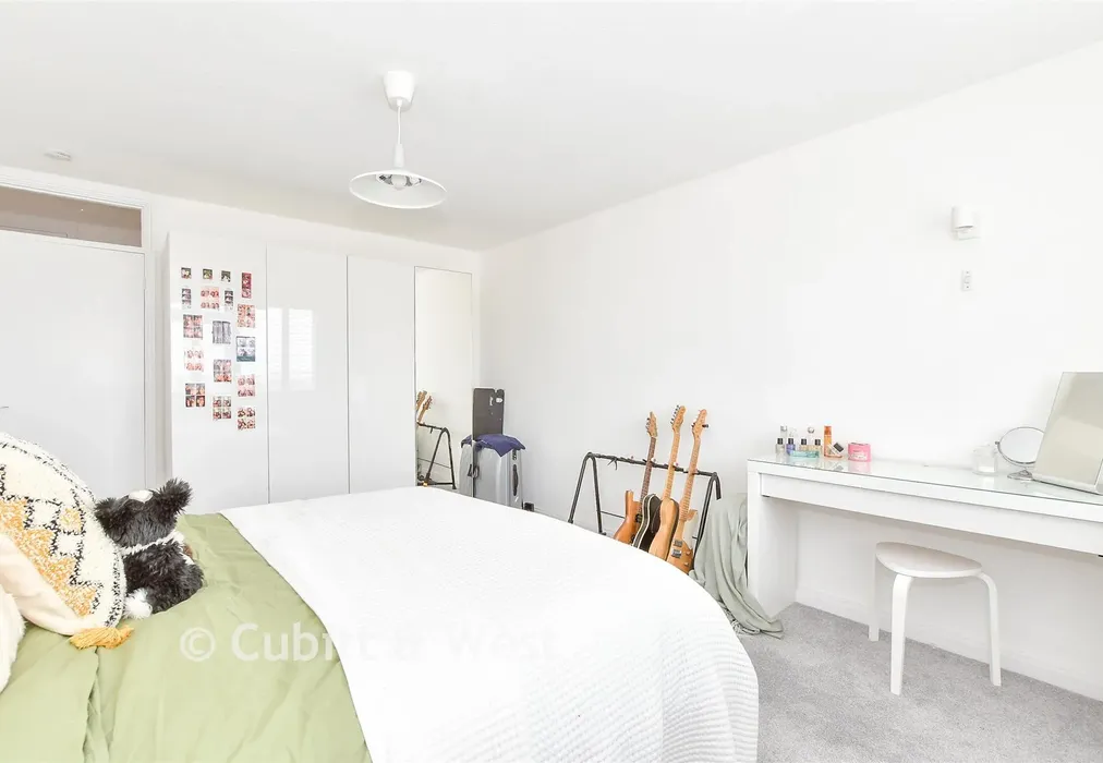 Bedroom 1 - South Parade, Southsea, Hampshire - Wards of Kent