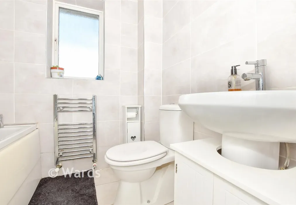 Bathroom - Stratford Drive, Maidstone, Kent - Wards of Kent