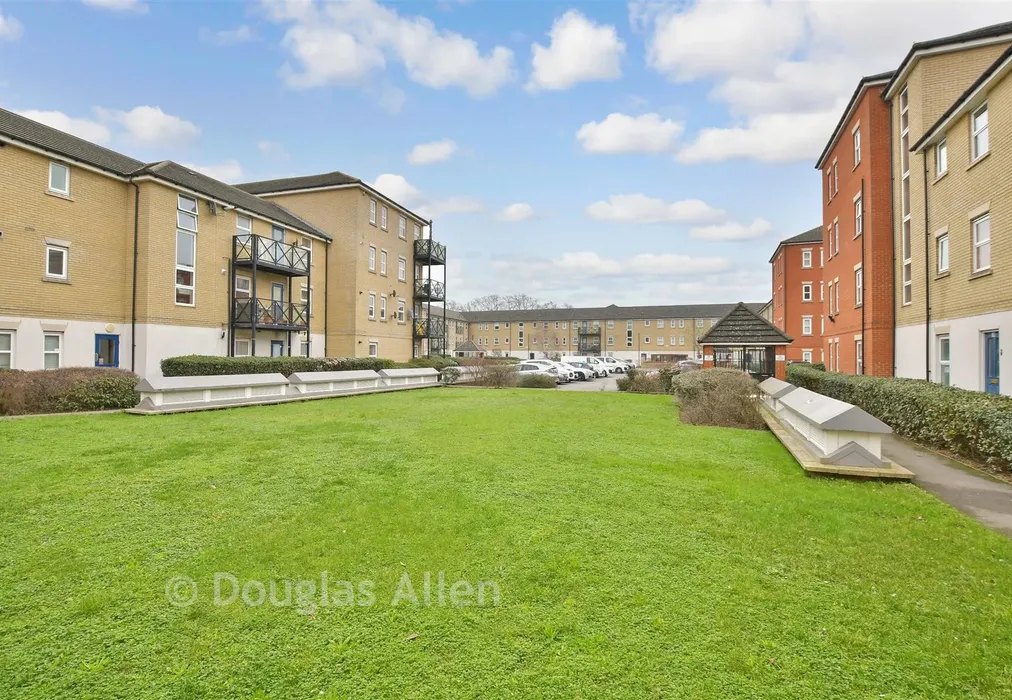 Communal Gardens - Glandford Way, Chadwell Heath, Romford, Essex - Wards of Kent