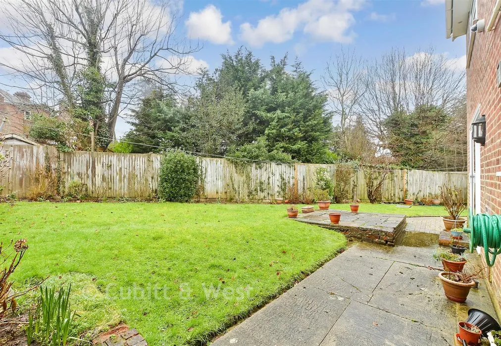 Rear Garden - Cissbury Hill, Crawley, West Sussex - Wards of Kent