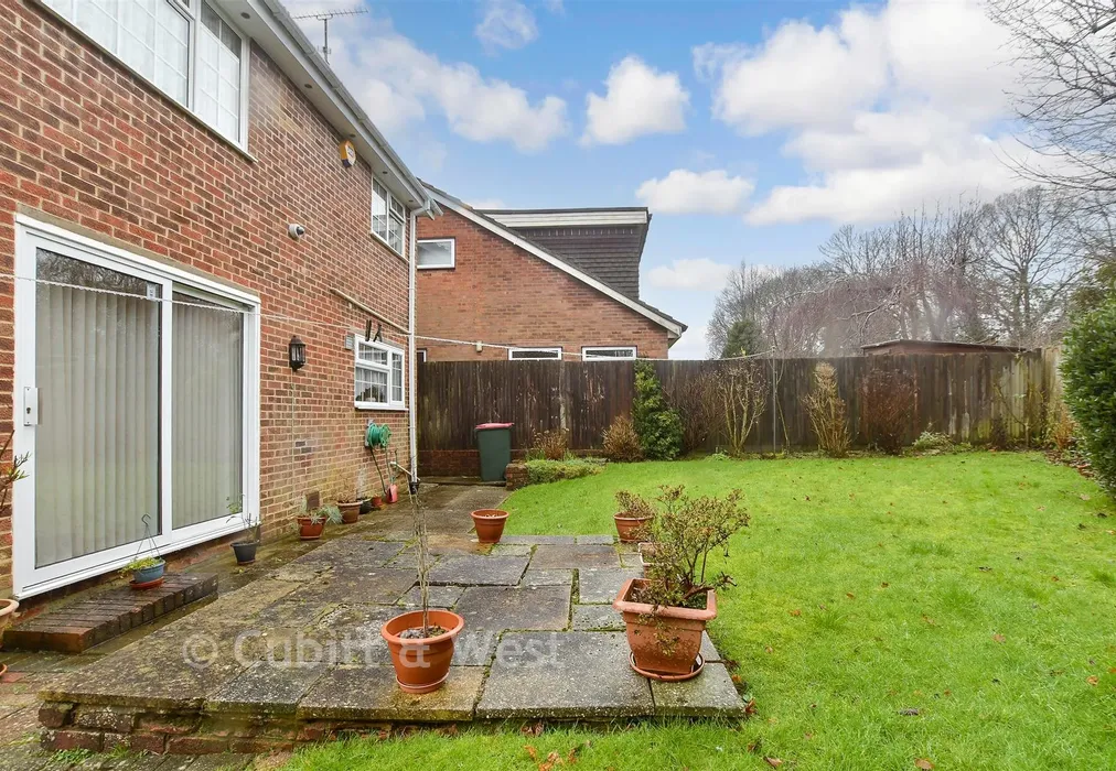 Rear Garden - Cissbury Hill, Crawley, West Sussex - Wards of Kent