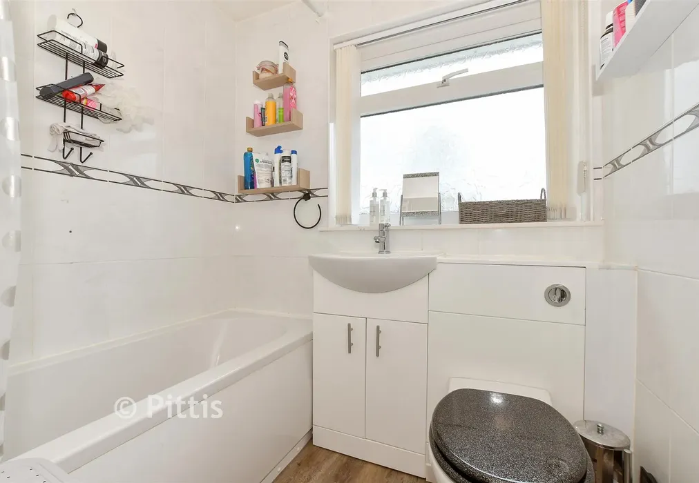 Bathroom - Prior Crescent, Newport, Isle of Wight - Wards of Kent