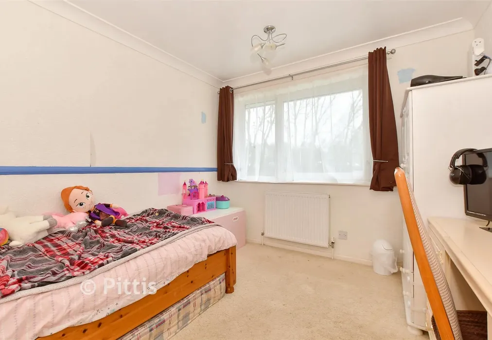 Bedroom 2 - Prior Crescent, Newport, Isle of Wight - Wards of Kent