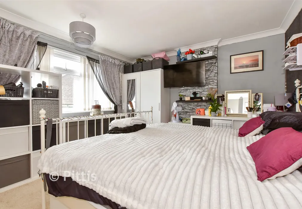 Bedroom 1 - Prior Crescent, Newport, Isle of Wight - Wards of Kent