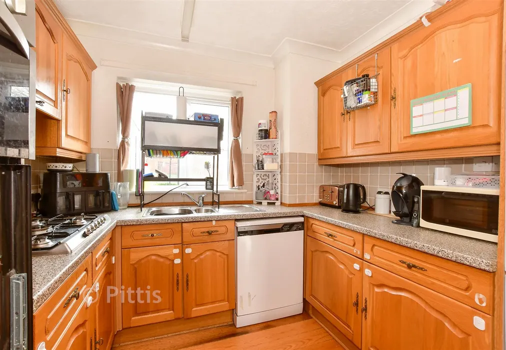 Kitchen - Prior Crescent, Newport, Isle of Wight - Wards of Kent