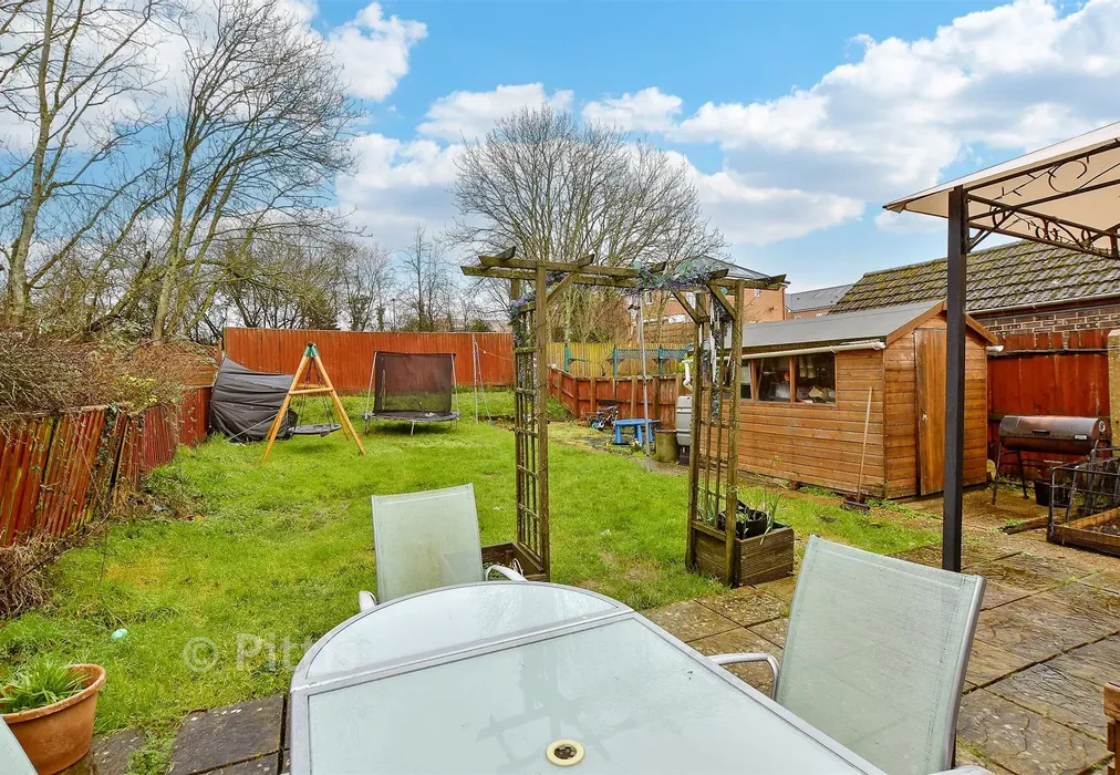 Rear Garden - Prior Crescent, Newport, Isle of Wight - Wards of Kent