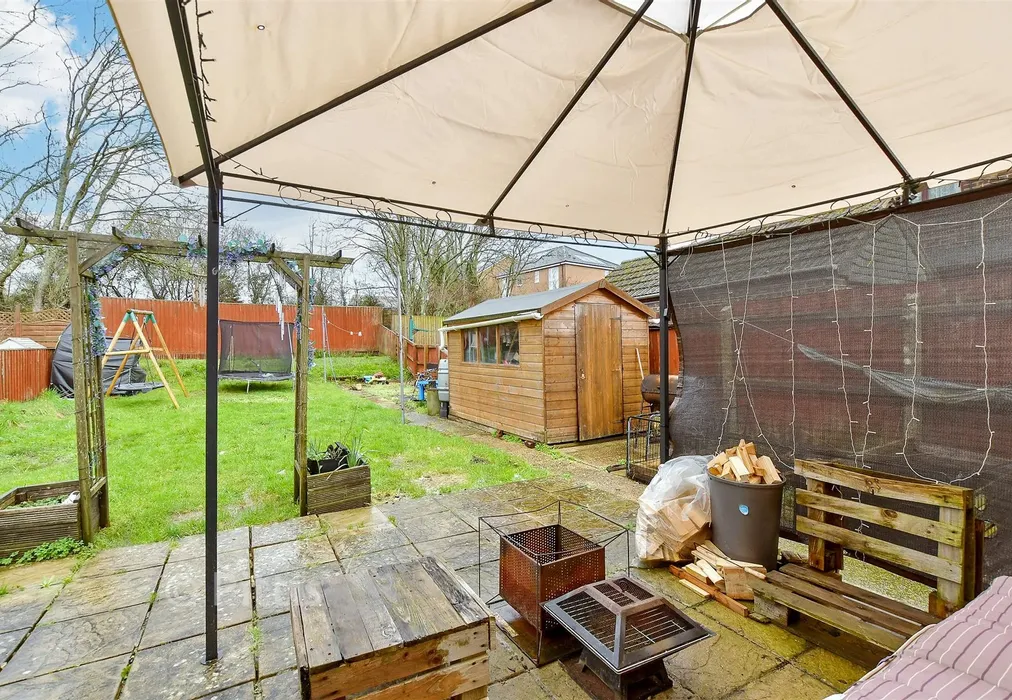 External Lifestyle Photograph - Prior Crescent, Newport, Isle of Wight - Wards of Kent