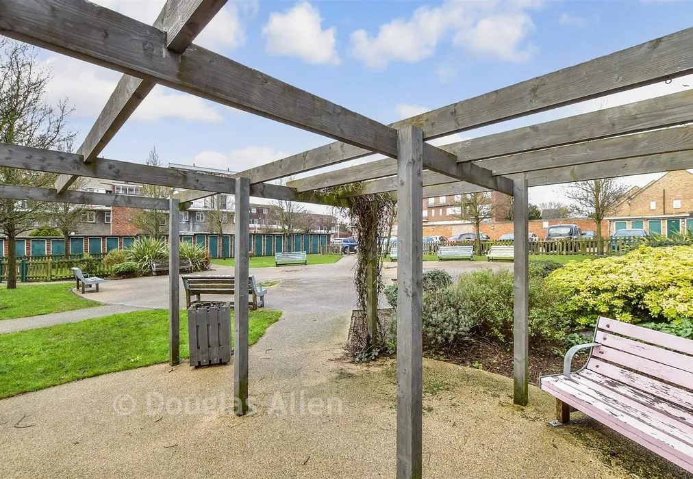 Communal Gardens - Victor Walk, Hornchurch, Essex - Wards of Kent