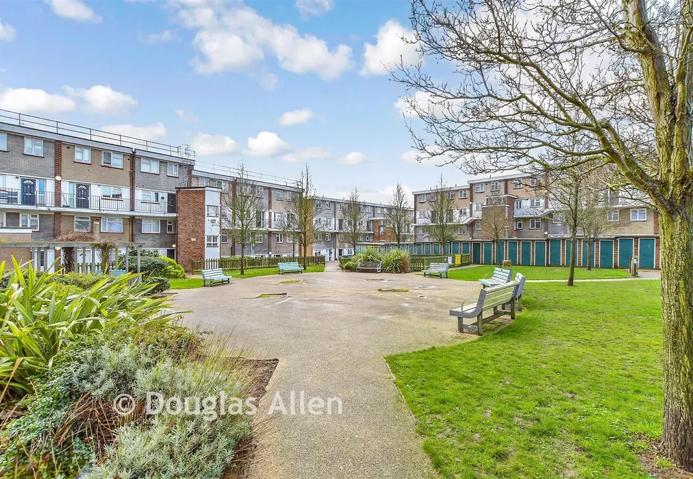Communal Gardens - Victor Walk, Hornchurch, Essex - Wards of Kent