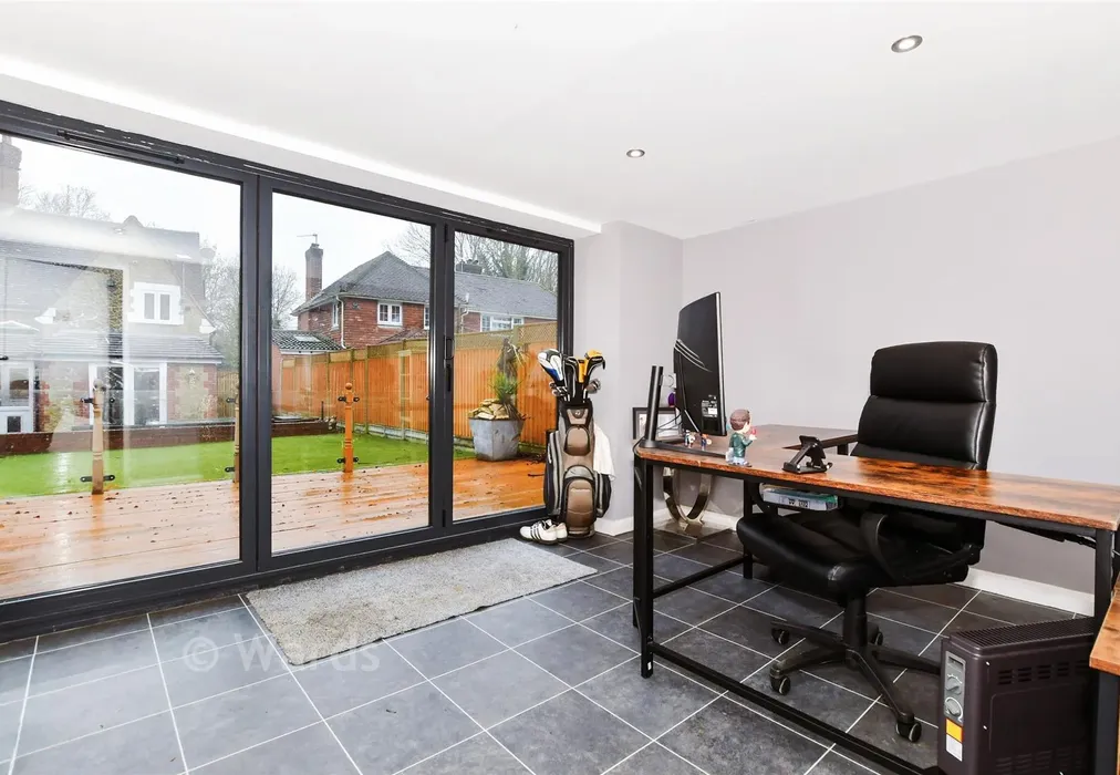 Workshop/Outbuildings - Birling Road, Leybourne, West Malling, Kent - Wards of Kent